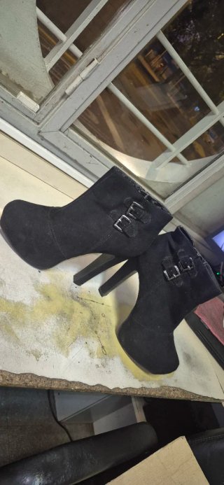 Botines de tacón alto con hebillas