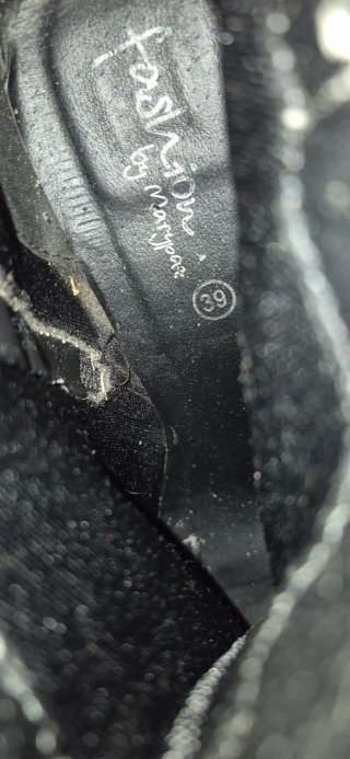 Botines de tacón alto con hebillas