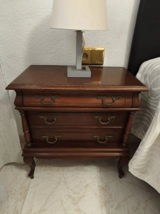 Mesita de noche de madera