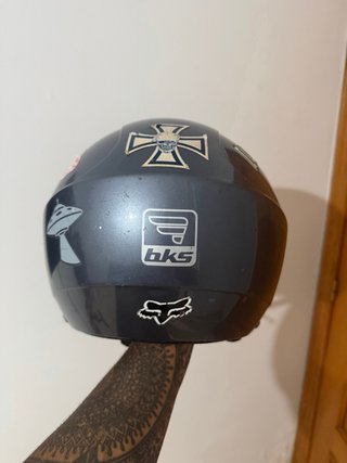 Casco de moto gris