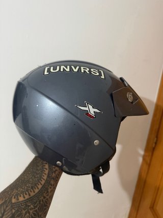 Casco de moto gris
