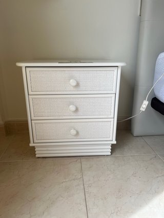 2 Mesita de noche de ratán y madera blanca