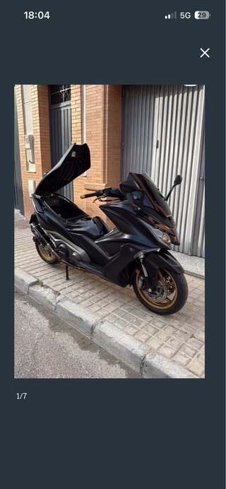Kymco ak 550 Maxi Scooter Negra y Dorada