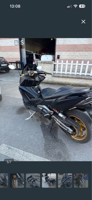 Kymco ak 550 Maxi Scooter Negra y Dorada