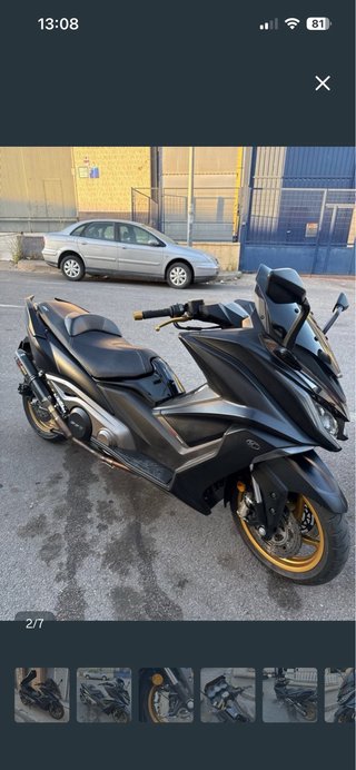 Kymco ak 550 Maxi Scooter Negra y Dorada