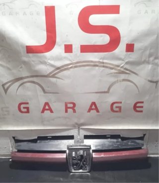 Rejilla delantera capó Peugeot 605 del año 1989