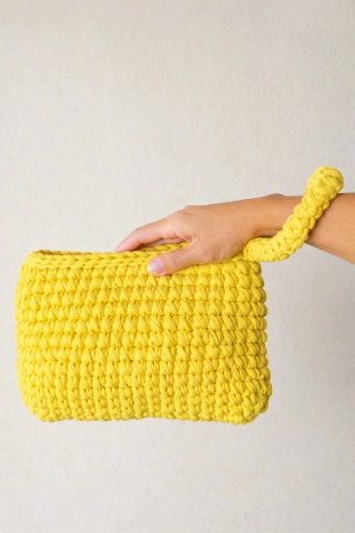 Pochette uncinetto gialla con polsiera
