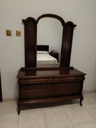 Tocador de madera con espejo