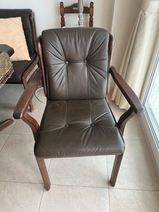 Silla de piel y madera