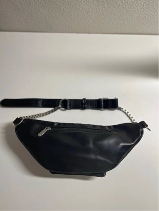 Riñonera Bershka Negra con Cadena