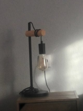 Lámpara mesa industrial madera y metal y bombilla