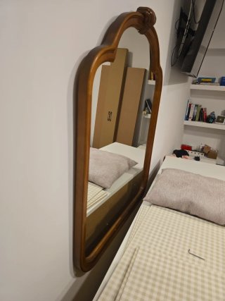 Cómoda con espejo y mesita de noche