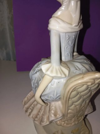 Figura de porcelana de 30 cm de alto.