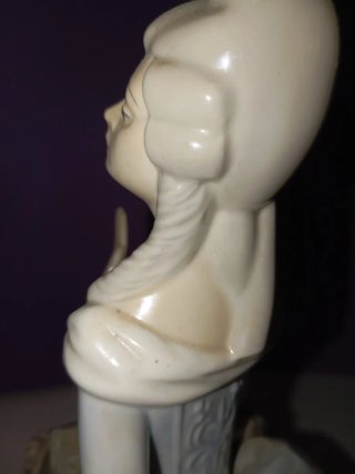 Figura de porcelana de 30 cm de alto.