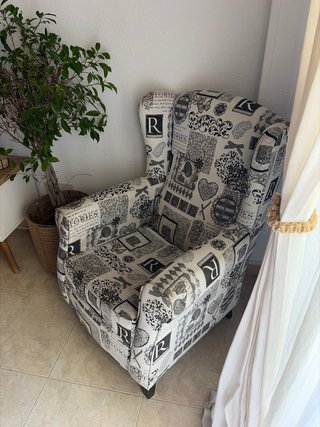 Sillón orejero estampado