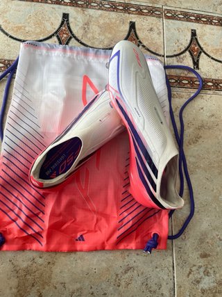 Botas de fútbol Adidas F50 blancas y rosas