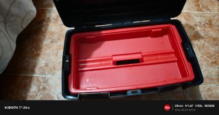 Caja de herramientas negra y roja
