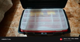 Caja de herramientas negra y roja
