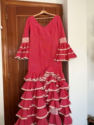 Traje de flamenca rojo y beige con volantes