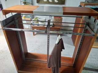 Mueble expositor ropa madera y metal