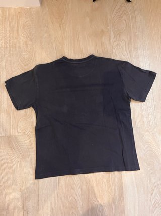 Camiseta negra elegante y cómoda