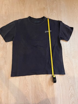 Camiseta negra elegante y cómoda