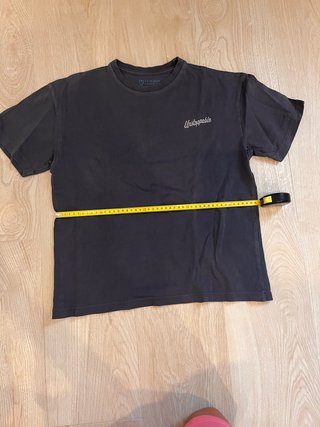 Camiseta negra elegante y cómoda