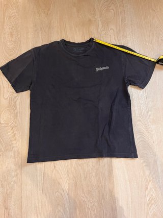 Camiseta negra elegante y cómoda
