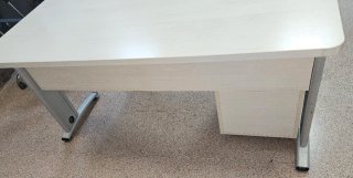 Escritorio y cajonera beige y plata