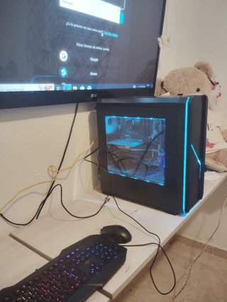 PC Gaming Negro con Luces Azules