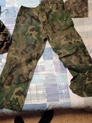 Ropa militar camuflaje todo junto