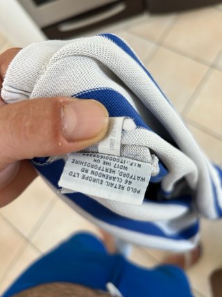 Polo a righe blu e bianche con numero 3 e logo M