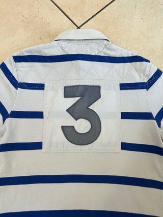 Polo a righe blu e bianche con numero 3 e logo M