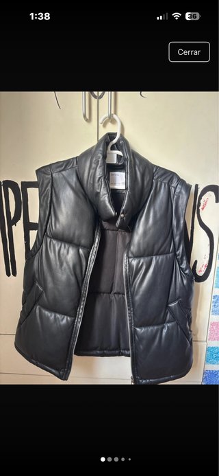 Chaleco acolchado efecto piel negro