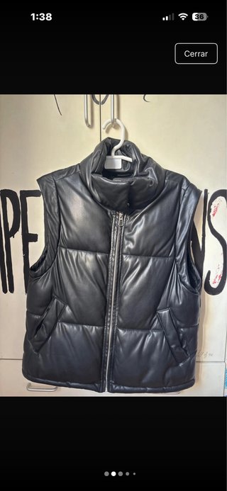 Chaleco acolchado efecto piel negro
