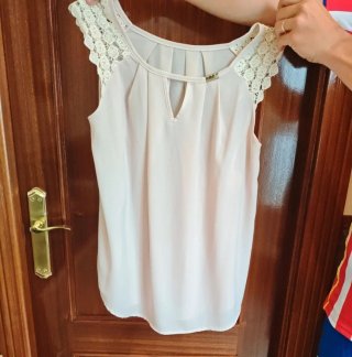 Camisa rosa con encaje blanco