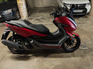 Honda Forza Maxi Scooter Roja y Negra