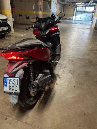 Honda Forza Maxi Scooter Roja y Negra
