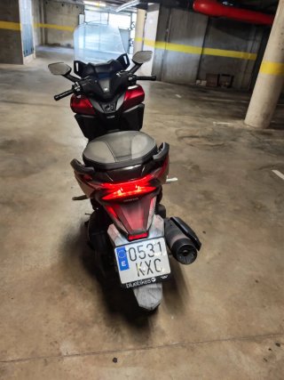 Honda Forza Maxi Scooter Roja y Negra