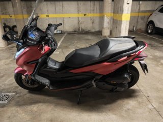Honda Forza Maxi Scooter Roja y Negra