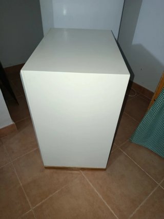 Mesita de noche blanca y dorada