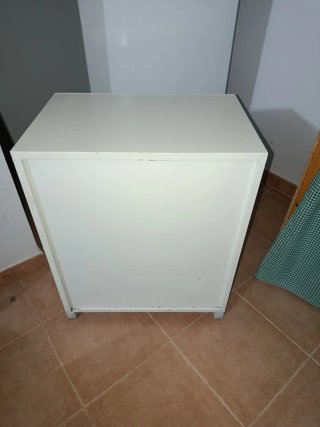 Mesita de noche blanca y dorada