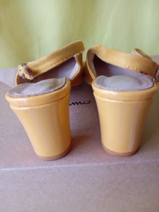 Zapatos amarillos tacón gordo talla 39