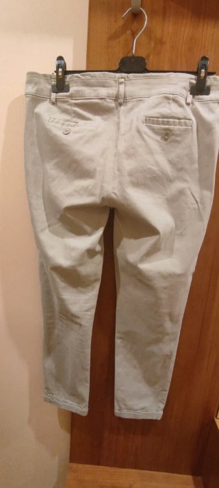 Pantalón pitillo beige