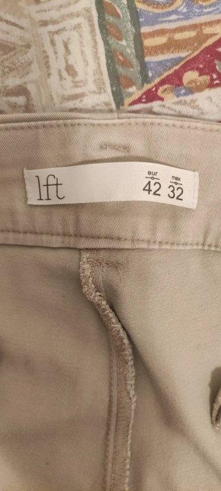 Pantalón pitillo beige