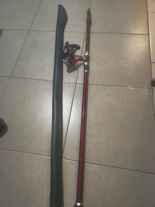 Caña de pescar con carrete y funda