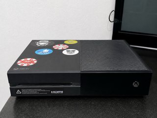 Xbox One Negra con pegatinas