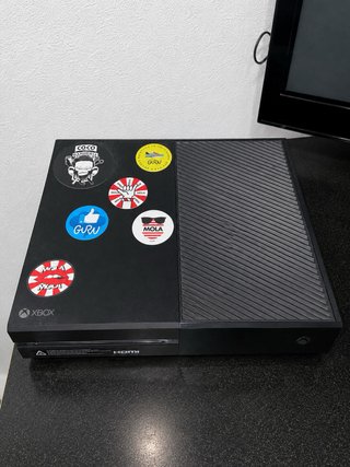 Xbox One Negra con pegatinas