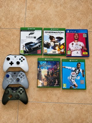 Xbox One Negra con pegatinas
