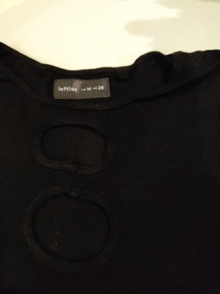 Cazadora vaquera M Tolins Jeans. Top negro Lefties